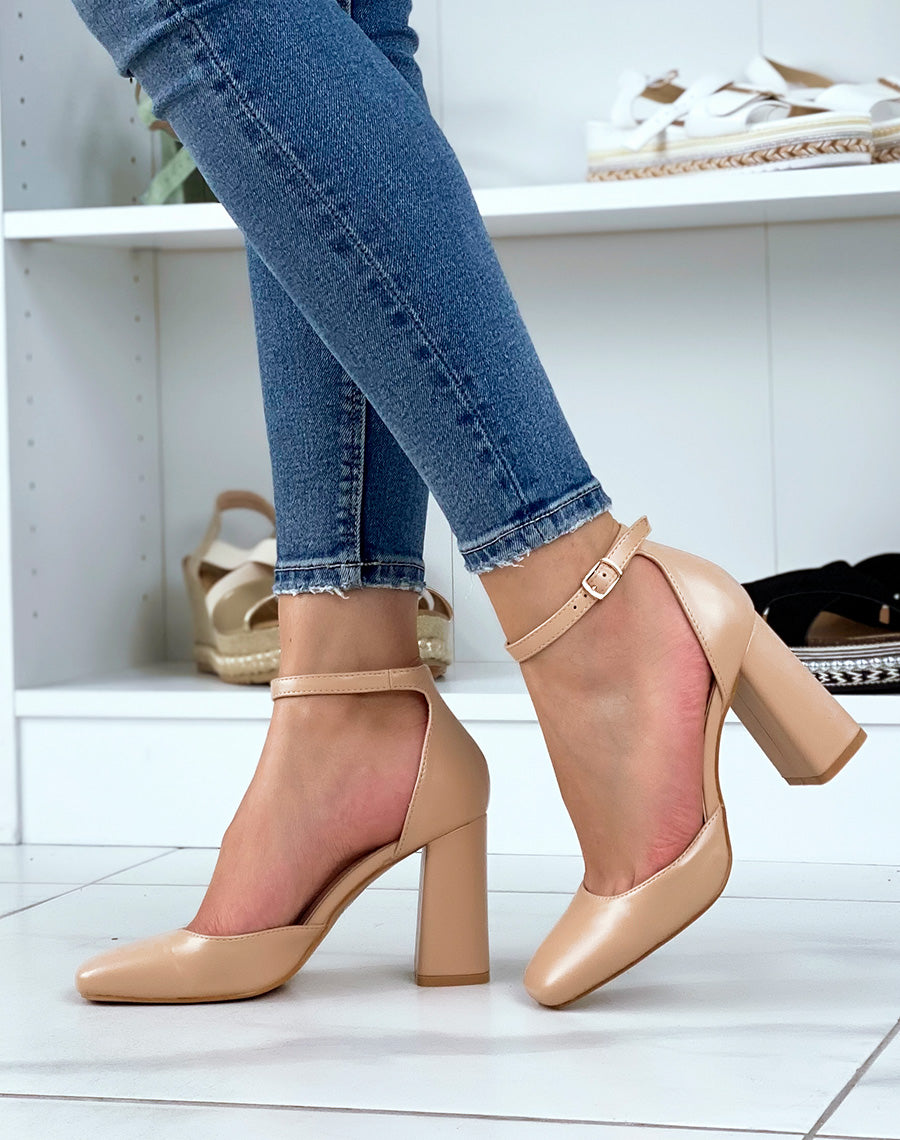 Escarpins beiges à bout carré et talon épais