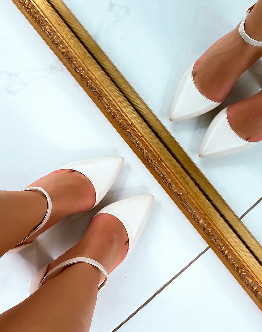 Escarpins beiges à bout pointu et talon épais