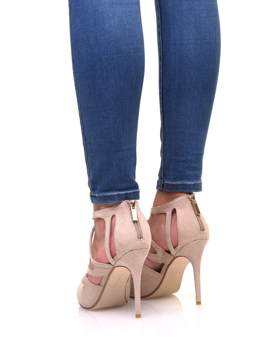 Escarpins beiges à brides multiples