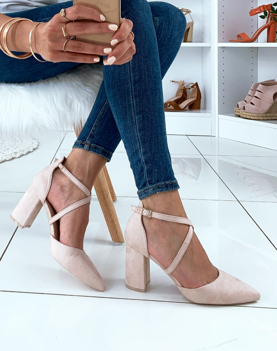 Escarpins beiges en suédine à brides entrecroisées