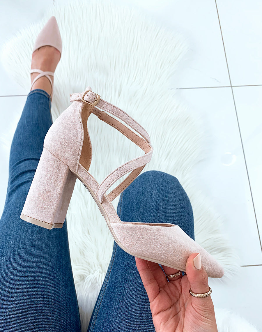 Escarpins beiges en suédine à brides entrecroisées