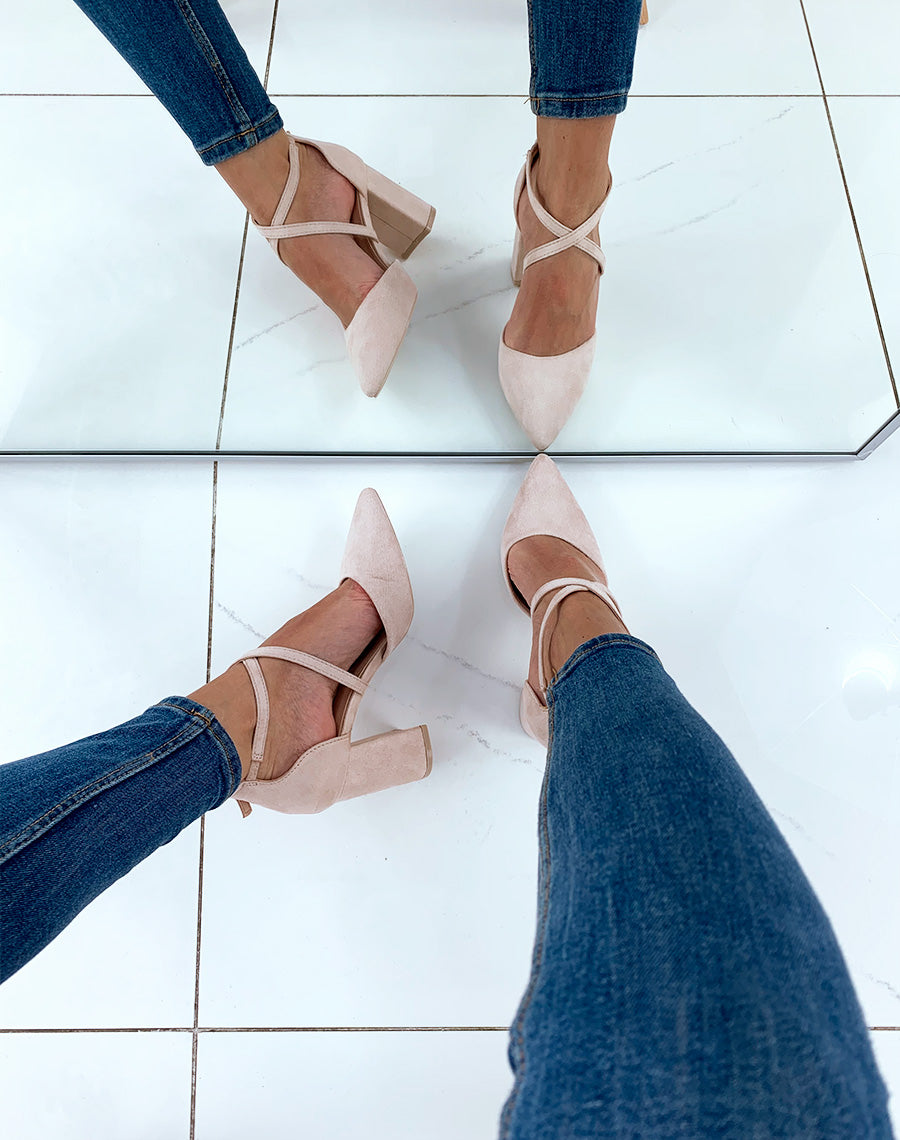 Escarpins beiges en suédine à brides entrecroisées