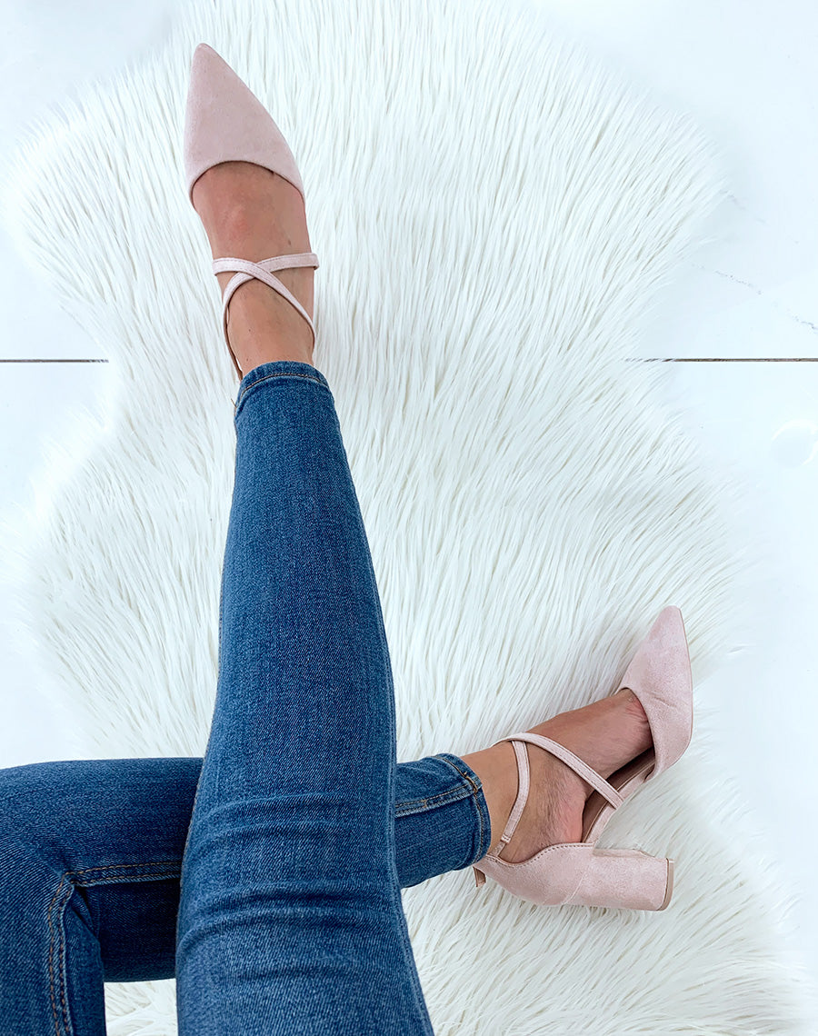 Escarpins beiges en suédine à brides entrecroisées