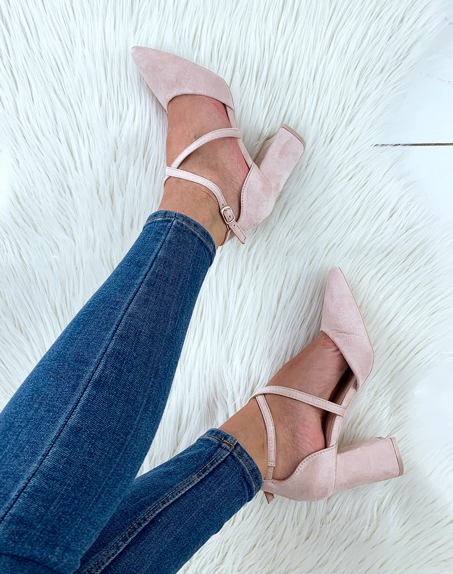 Escarpins beiges en suédine à brides entrecroisées