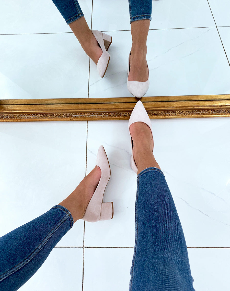 Escarpins beiges en suédine à petit talon