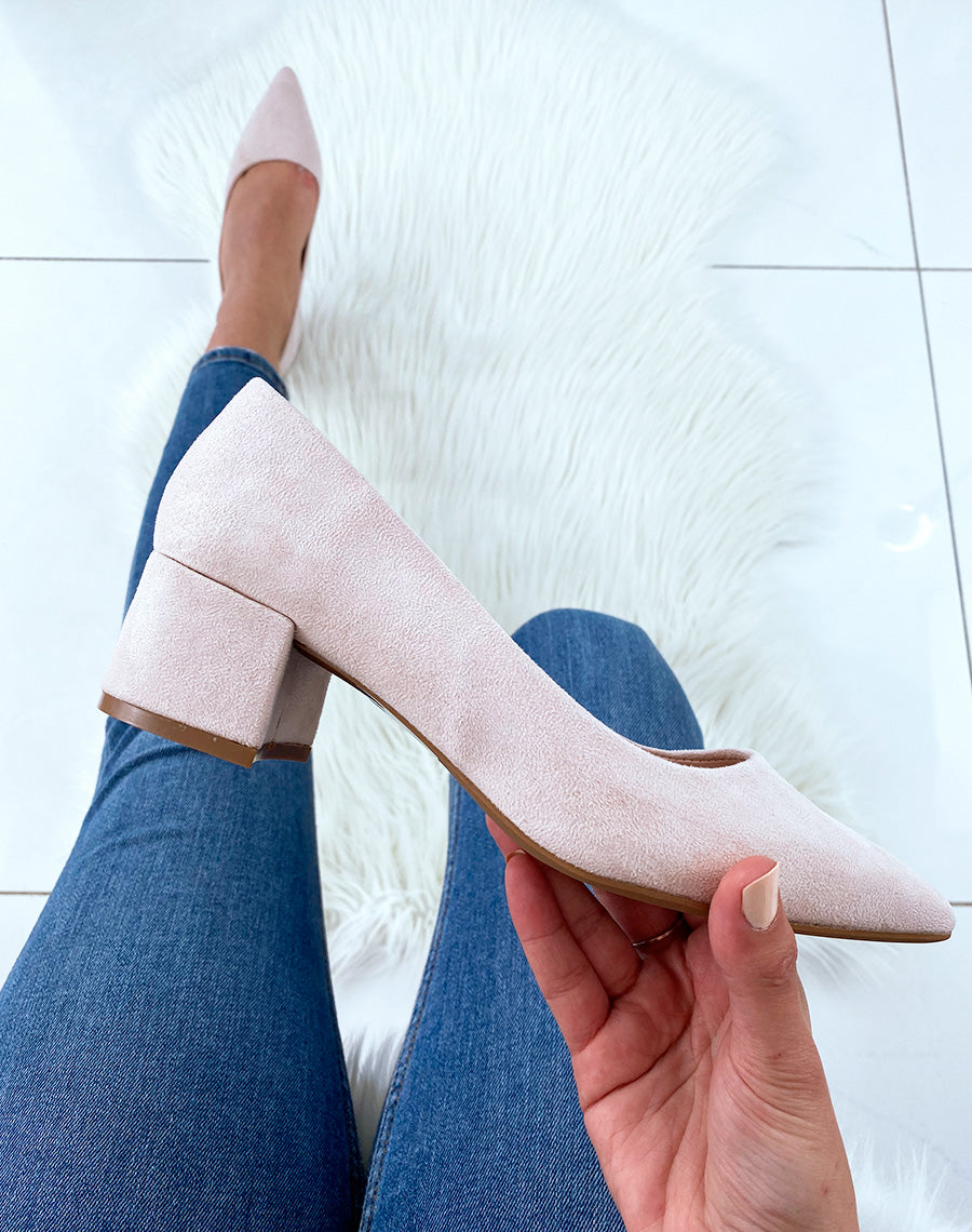 Escarpins beiges en suédine à petit talon