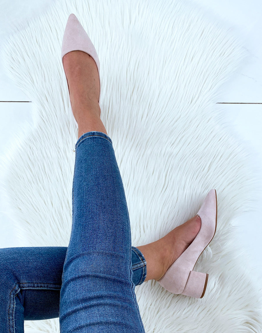 Escarpins beiges en suédine à petit talon