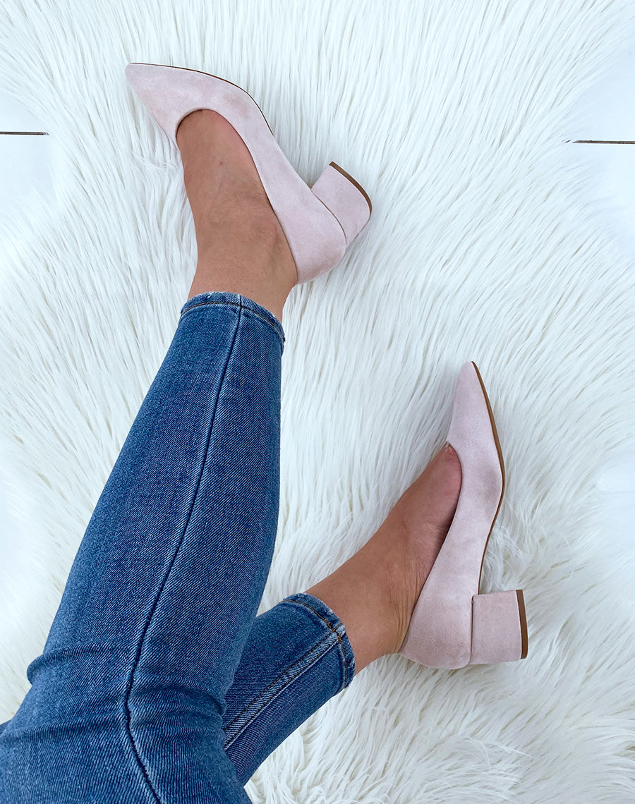 Escarpins beiges en suédine à petit talon