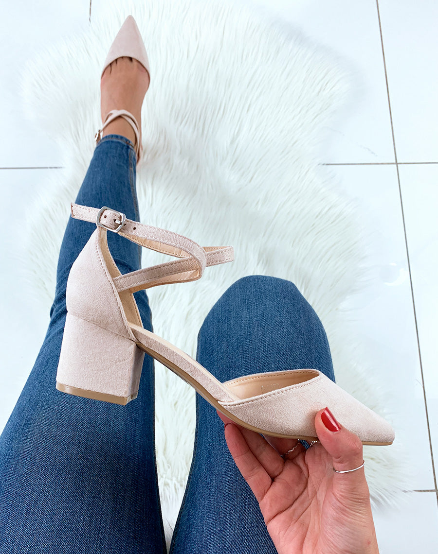 Escarpins beiges en suédine à petit talon