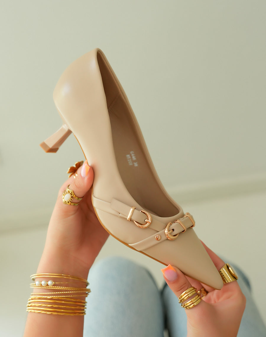Escarpins beiges élégants avec talon biseauté et détails de boucles dorées