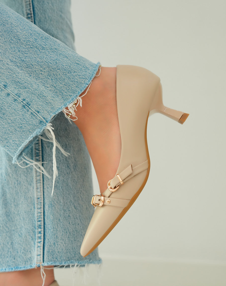 Escarpins beiges élégants avec talon biseauté et détails de boucles dorées