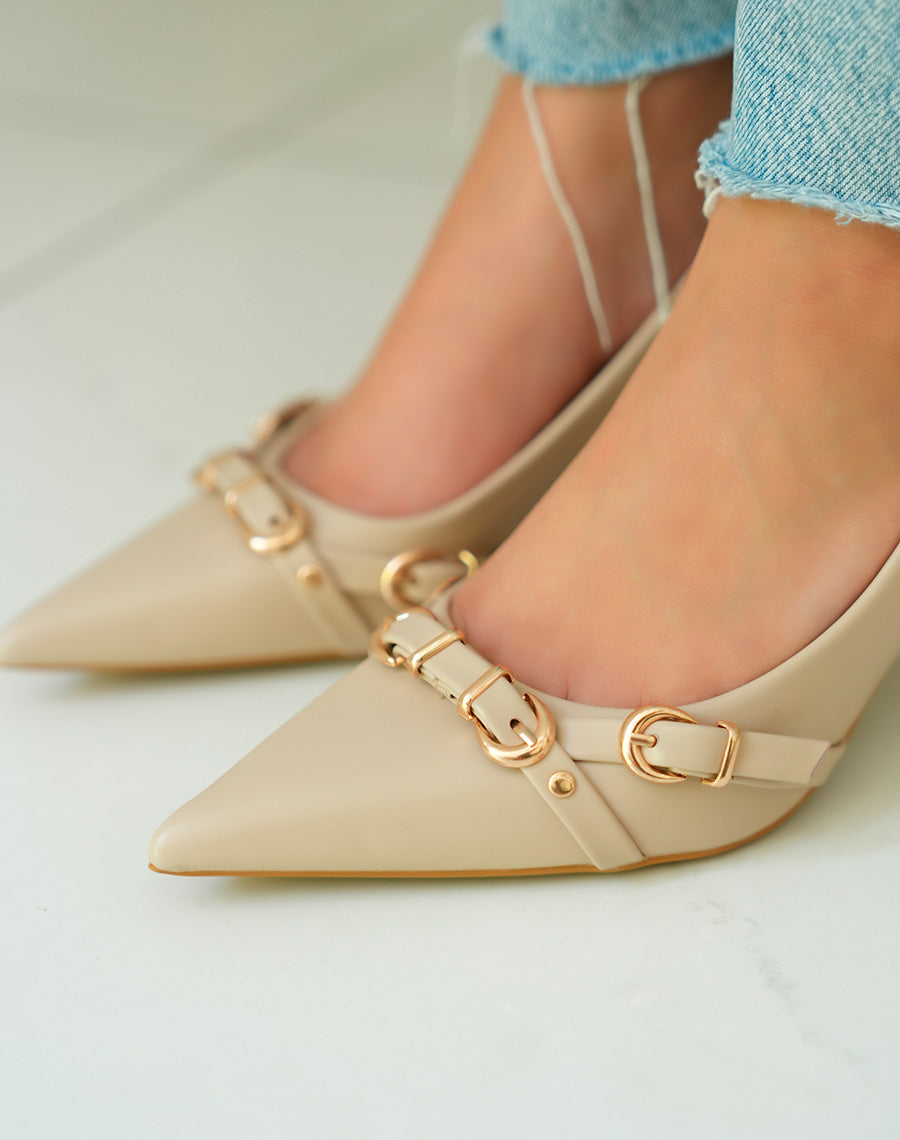 Escarpins beiges élégants avec talon biseauté et détails de boucles dorées