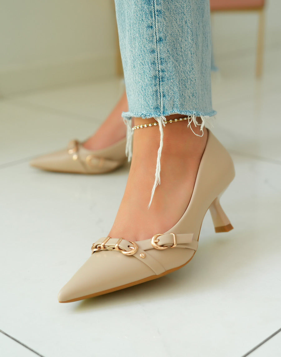 Escarpins beiges élégants avec talon biseauté et détails de boucles dorées