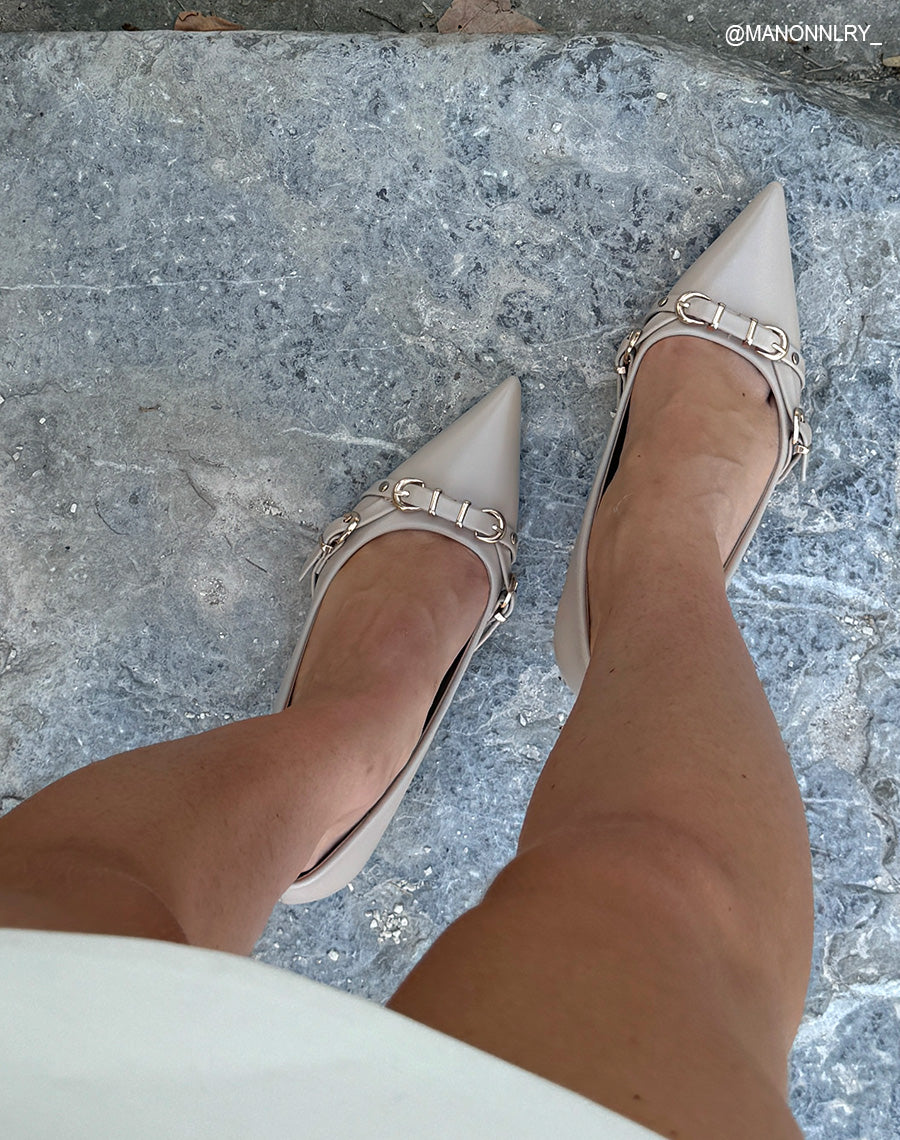 Escarpins beiges élégants avec talon biseauté et détails de boucles dorées