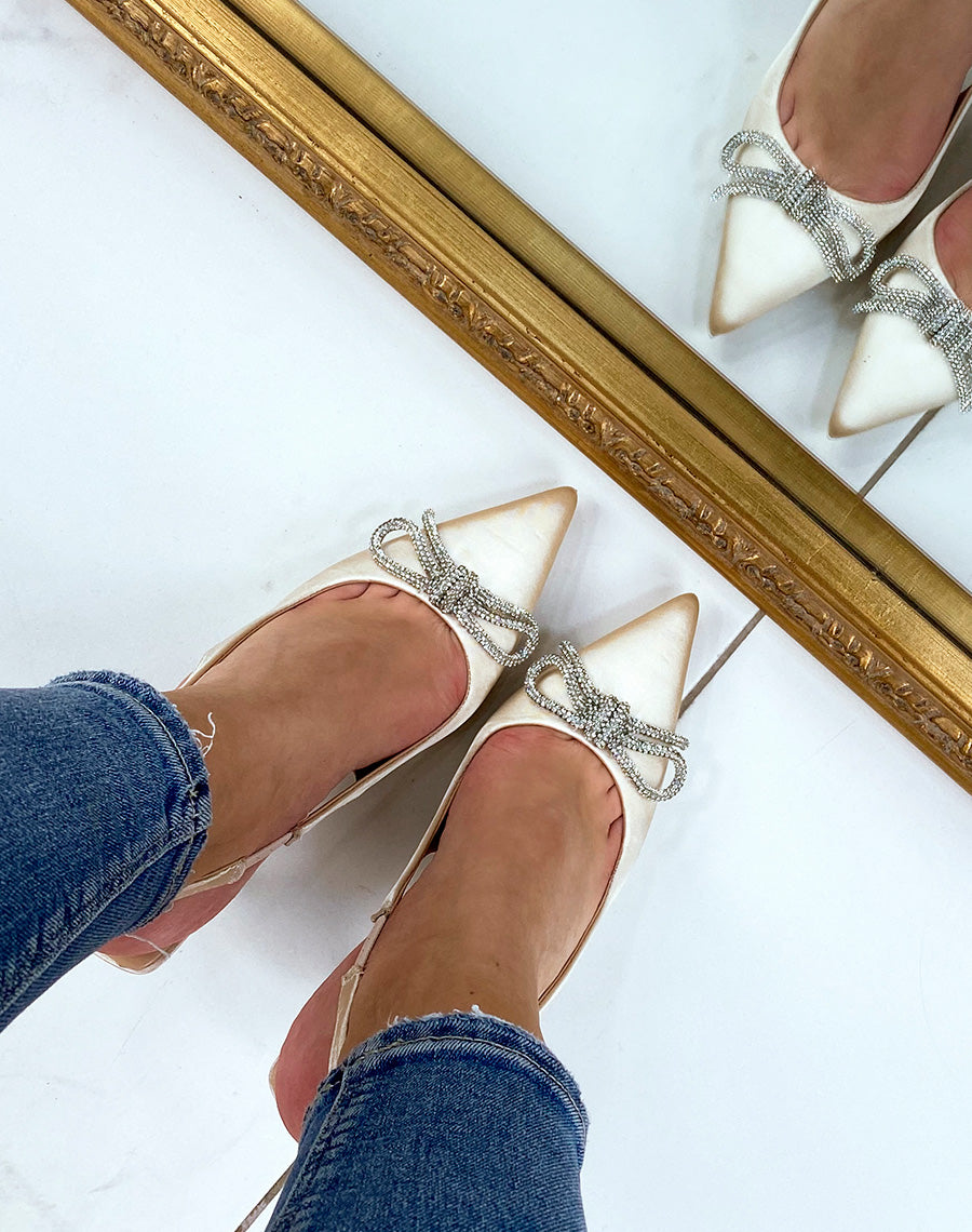 Escarpins beiges à noeud avec strass et talon fin
