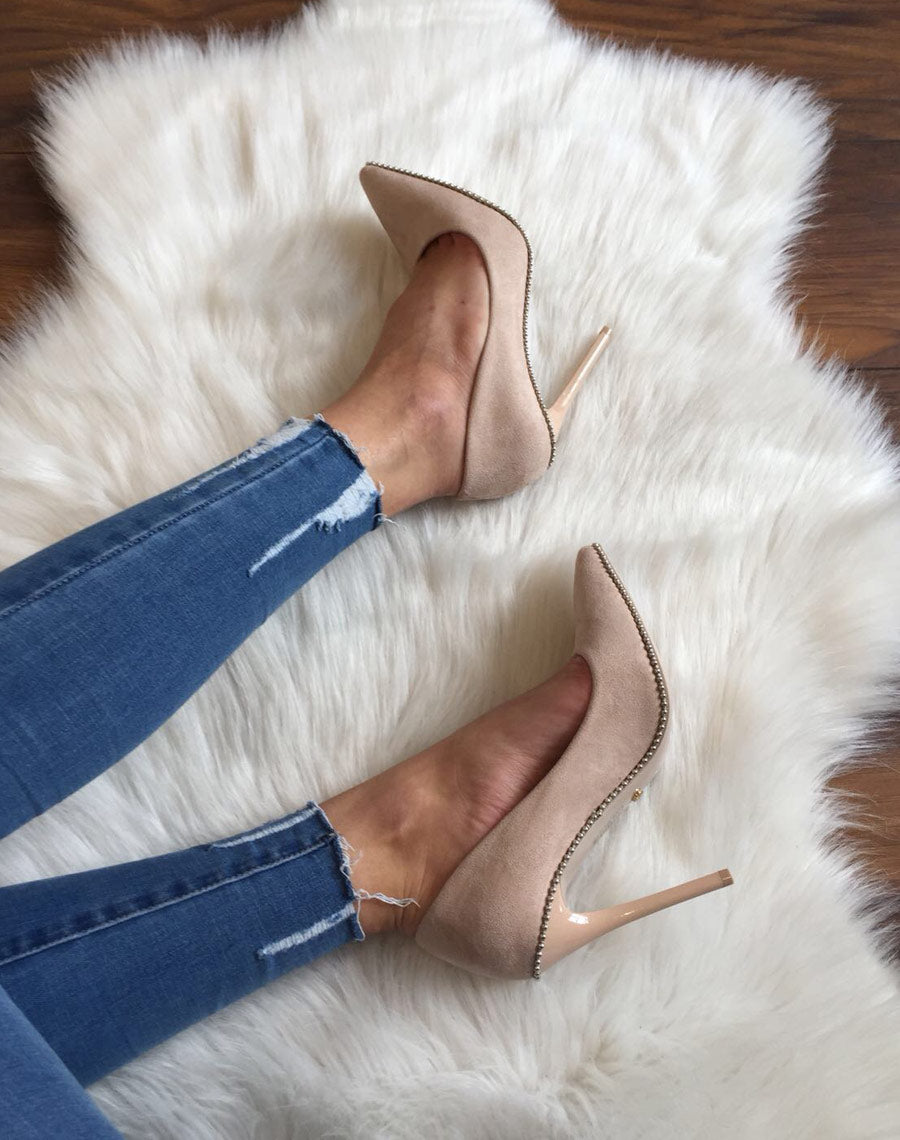 Escarpins beiges ornés de perles argentées