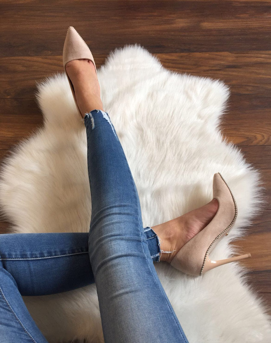 Escarpins beiges ornés de perles argentées