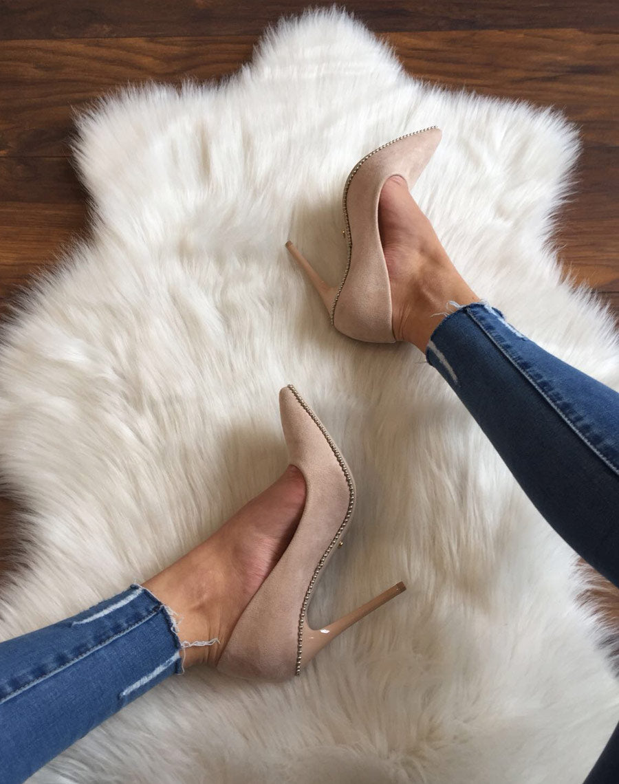 Escarpins beiges ornés de perles argentées