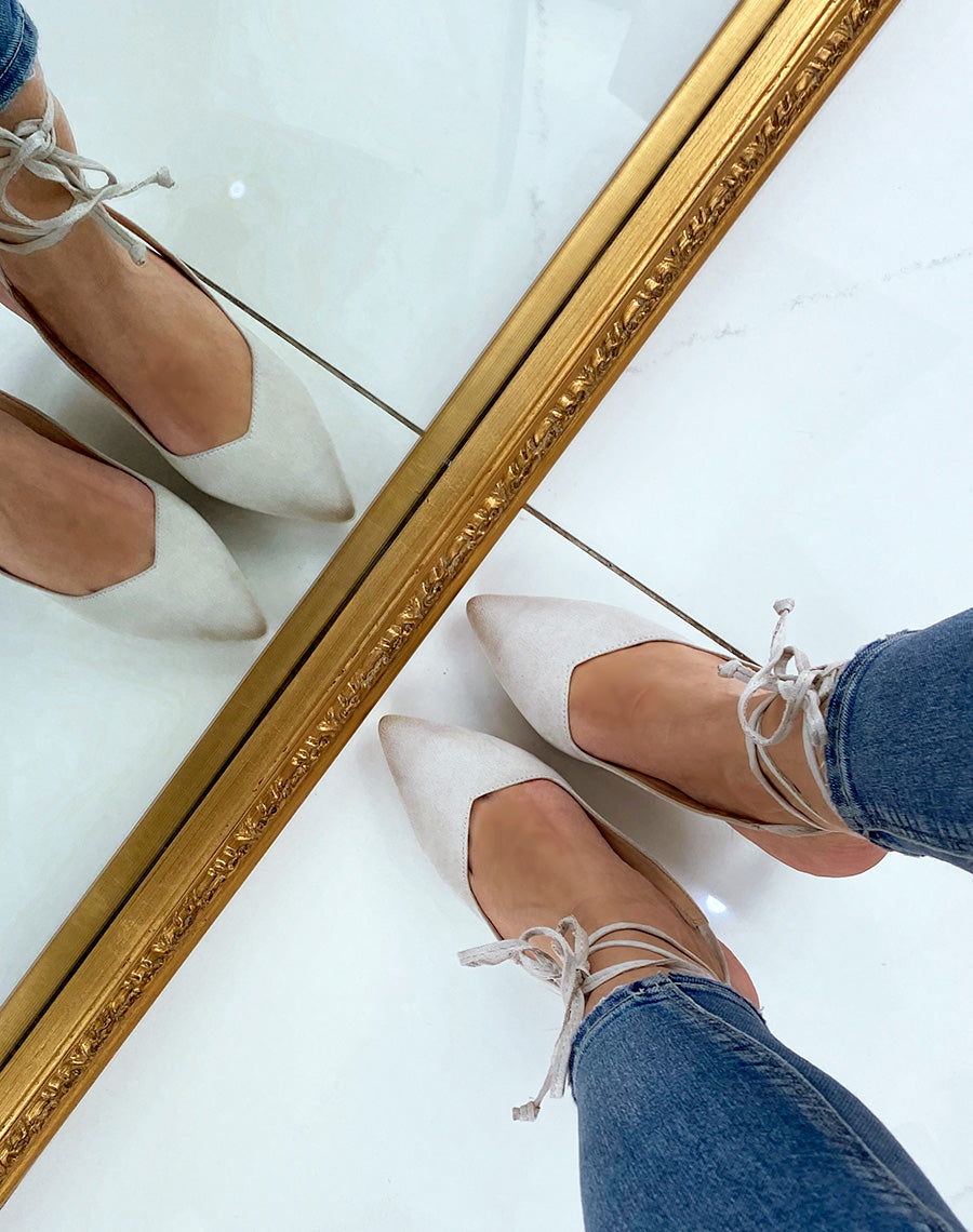 Escarpins beiges ouvert à l’arrière à longues lanières