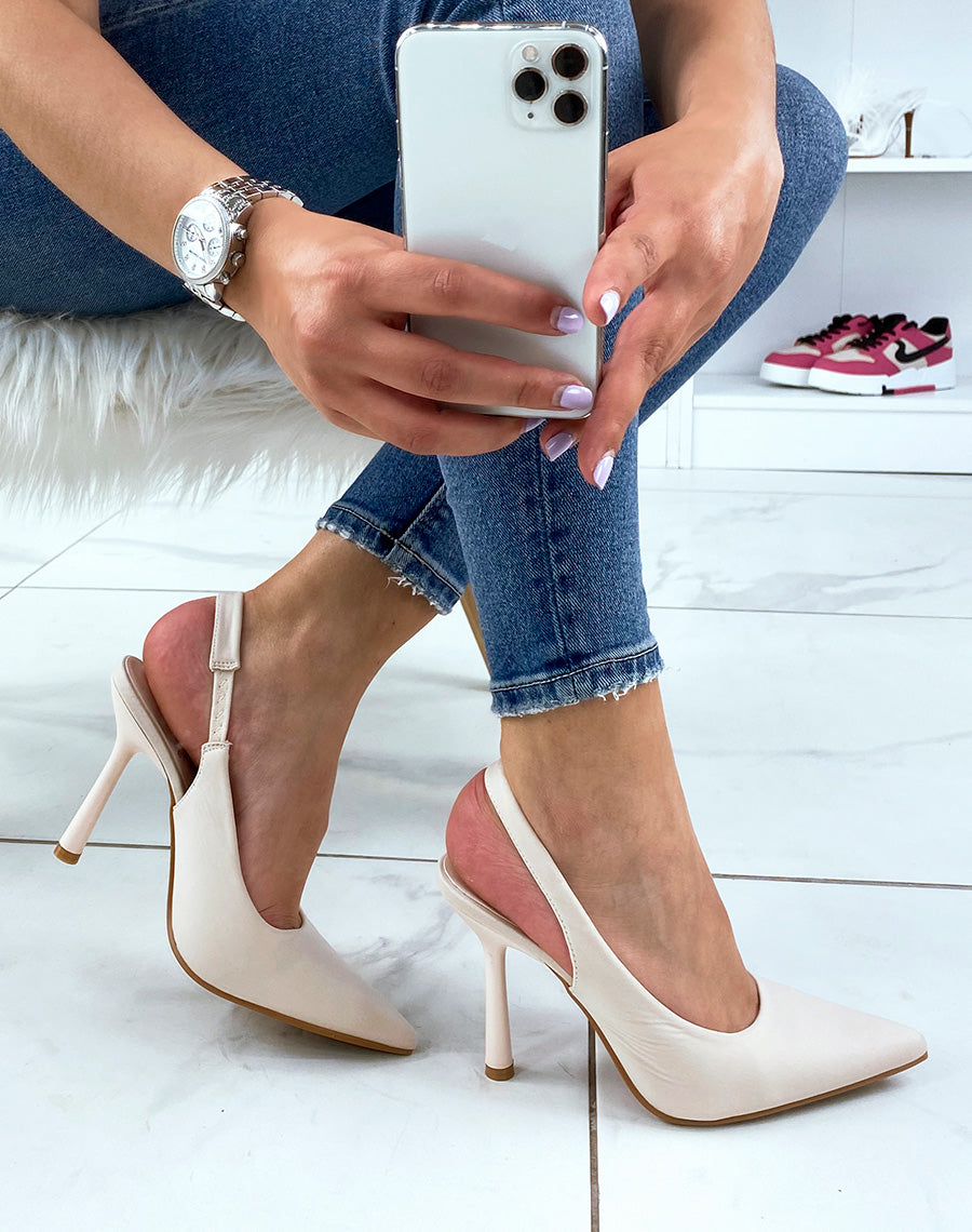Escarpins beiges ouverts et talon aiguille