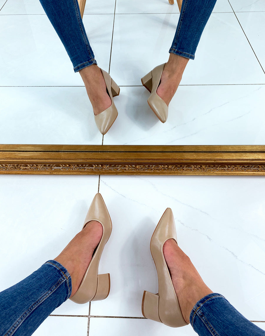 Escarpins beiges à petits talons et à bouts pointus