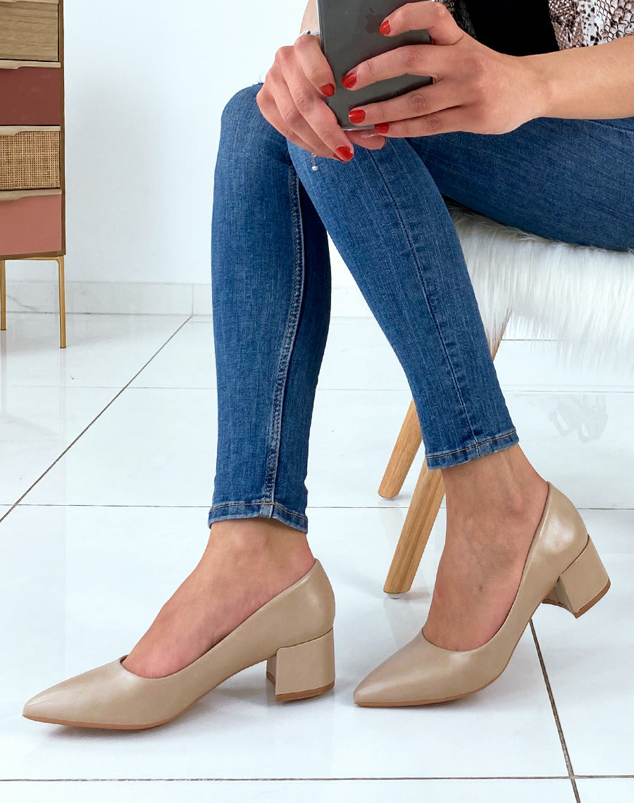 Escarpins beiges à petits talons et à bouts pointus