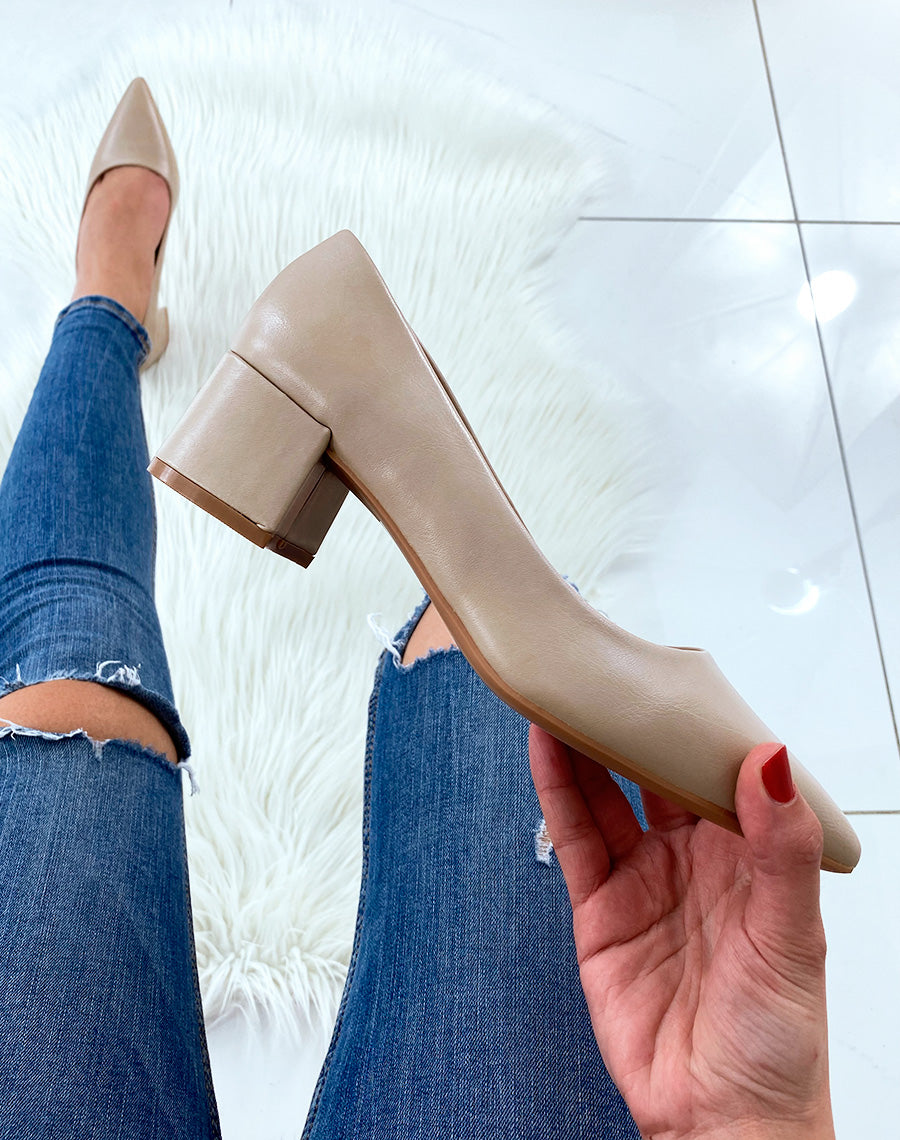 Escarpins beiges à petits talons et à bouts pointus