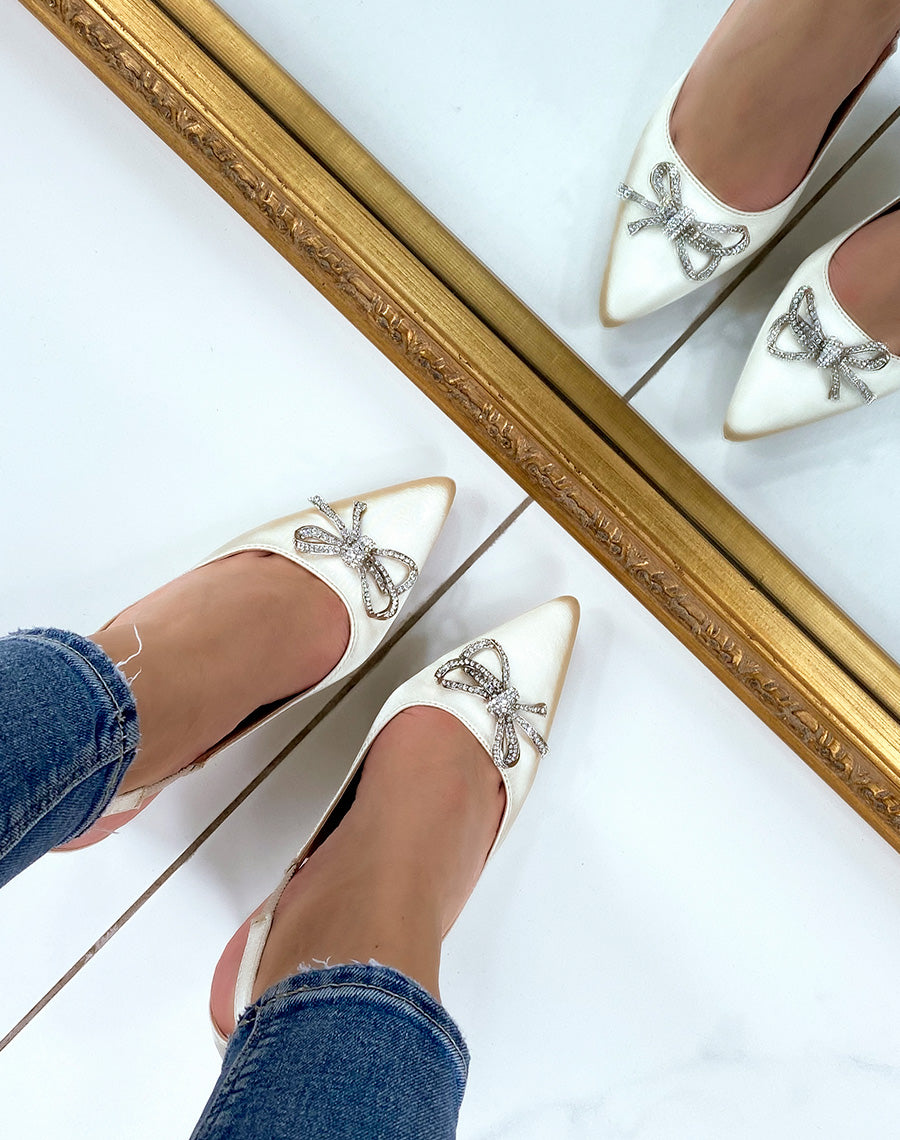 Escarpins beiges satinés ouverts à noeud avant à strass