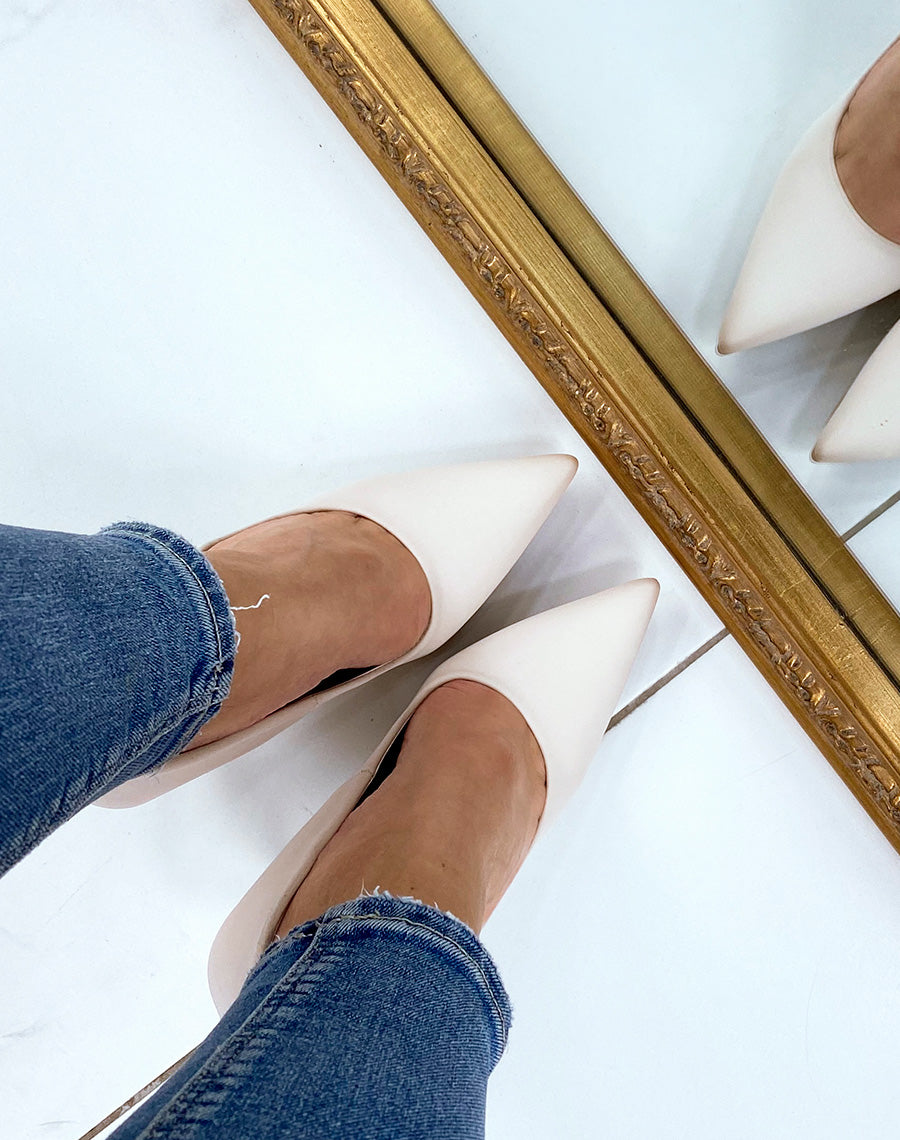 Escarpins beiges à talon aiguille et bout pointu