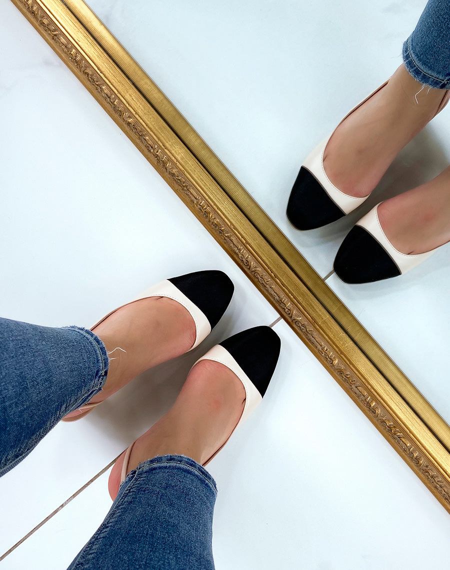 Escarpins beiges à talon carrés et bouts ronds avec empiècement tissus