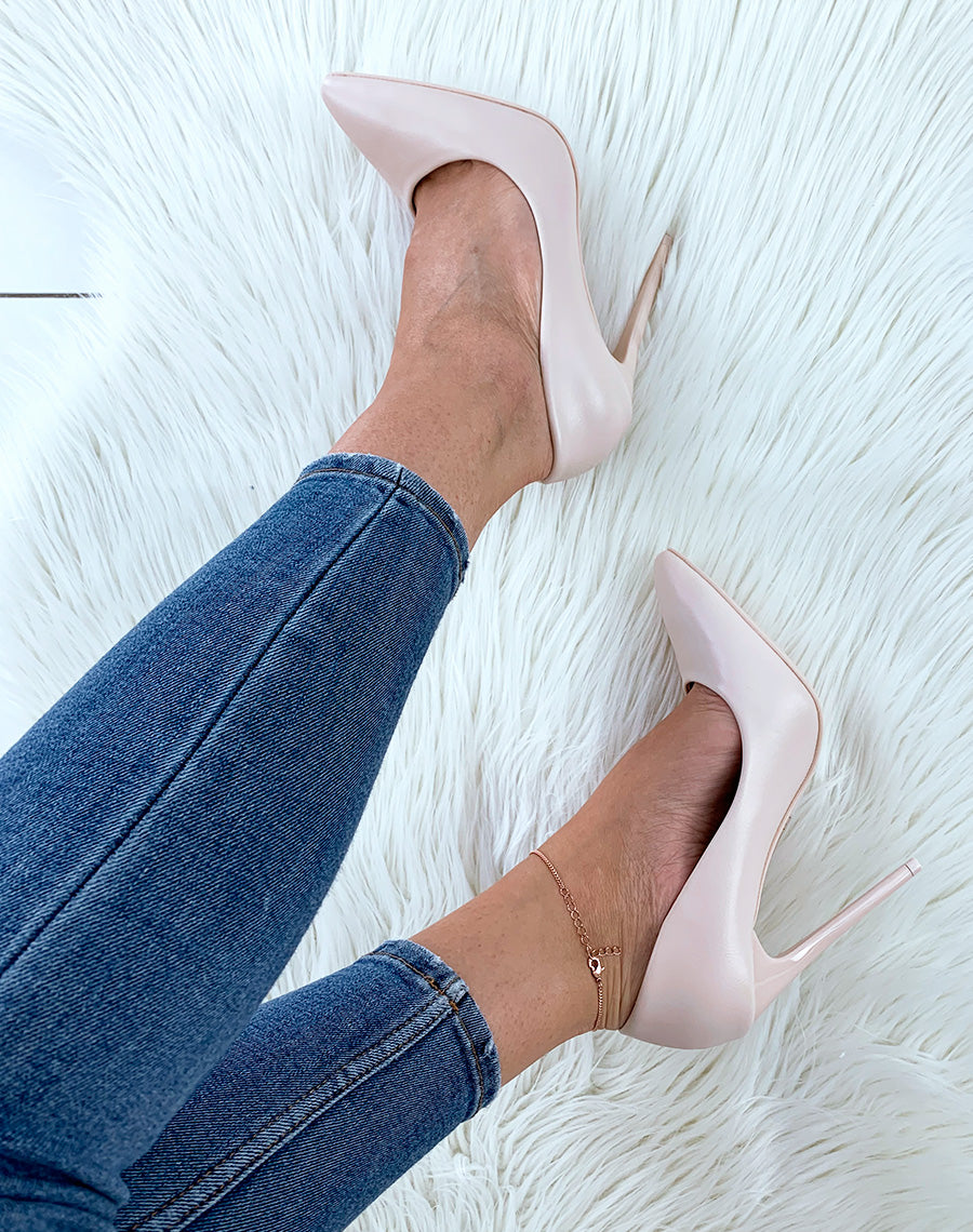 Escarpins beiges à talons aiguilles