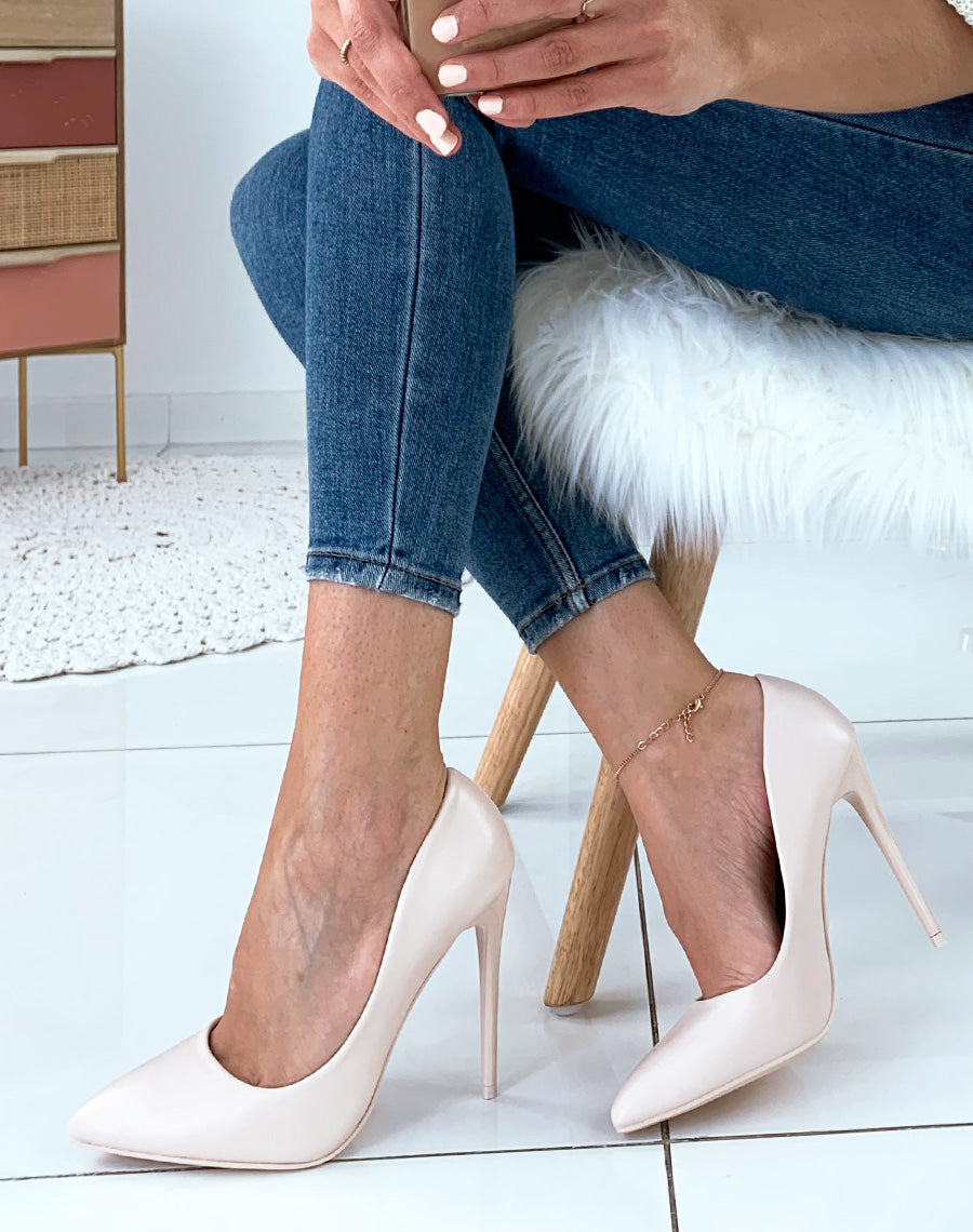 Escarpins beiges à talons aiguilles