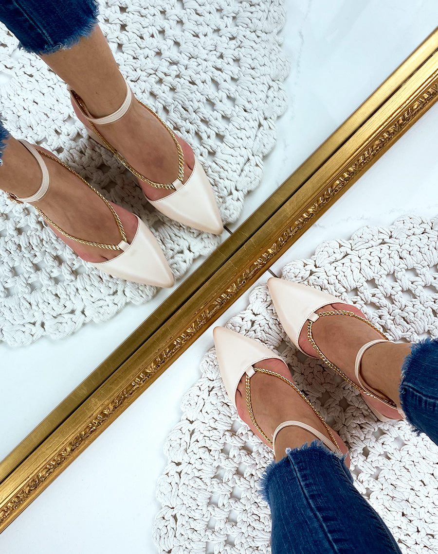 Escarpins beiges à talons carrés à bout pointu et chaine dorée