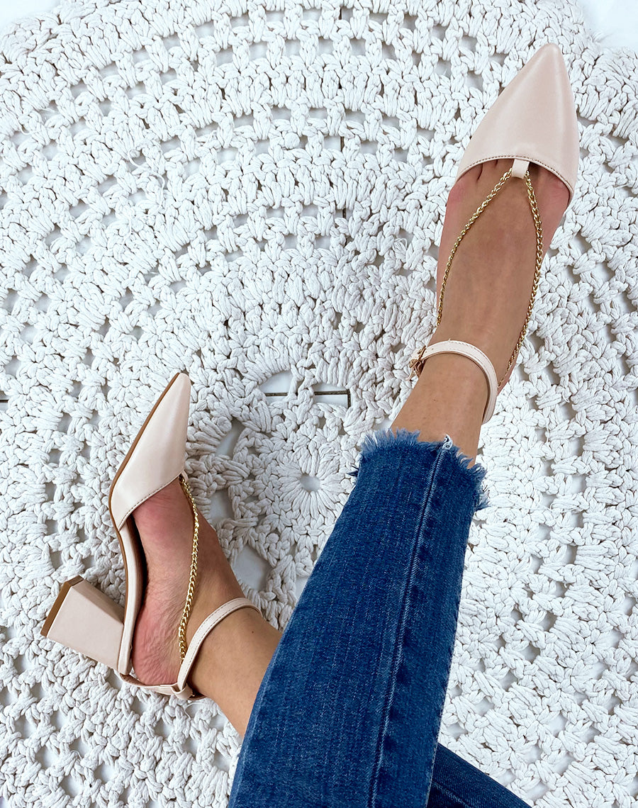 Escarpins beiges à talons carrés à bout pointu et chaine dorée