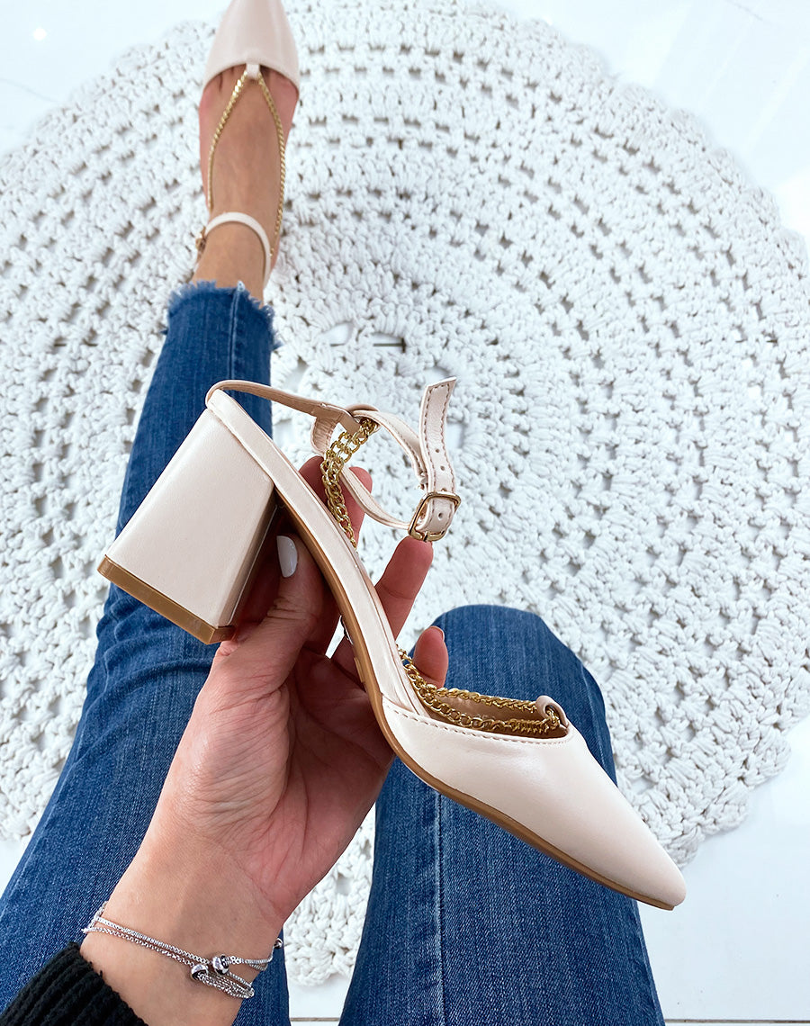 Escarpins beiges à talons carrés à bout pointu et chaine dorée