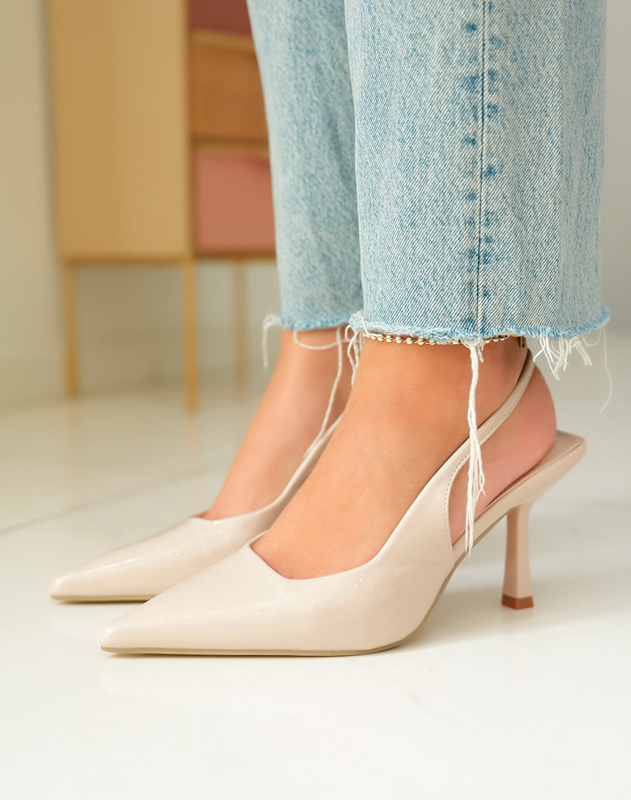Escarpins beiges vernis sophistiqués avec lanière élastique et bout pointu