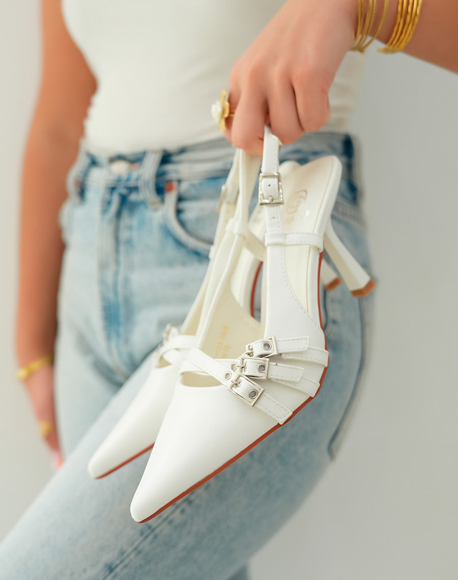 Escarpins blancs élégants avec triple lanières et bout pointu