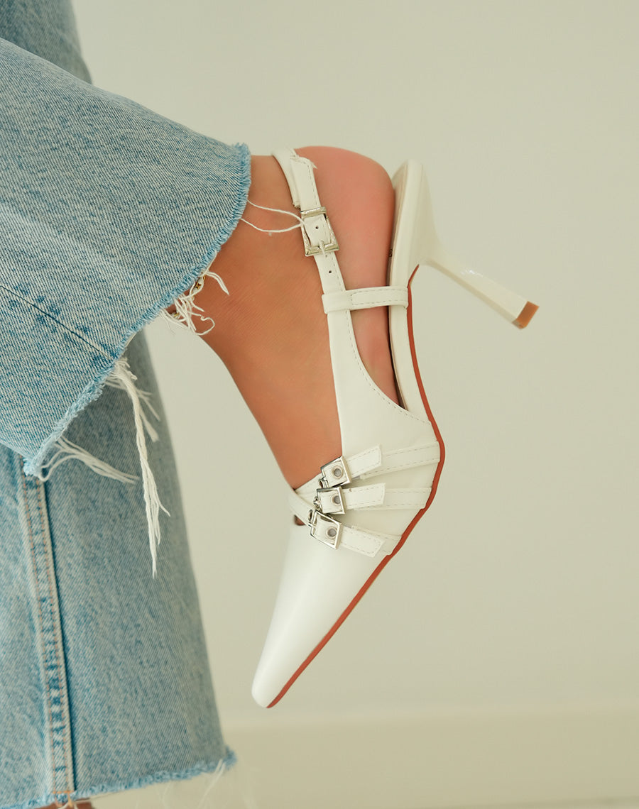 Escarpins blancs élégants avec triple lanières et bout pointu