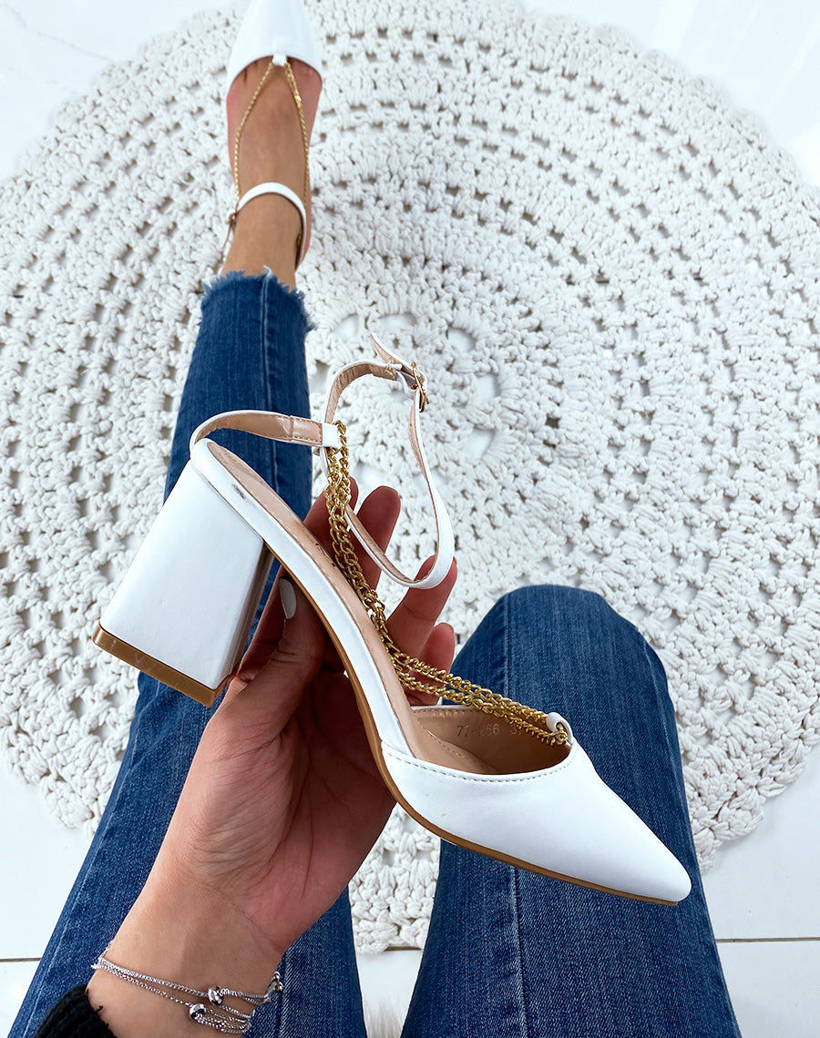 Escarpins blancs à talons carrés à bout pointu et chaine dorée