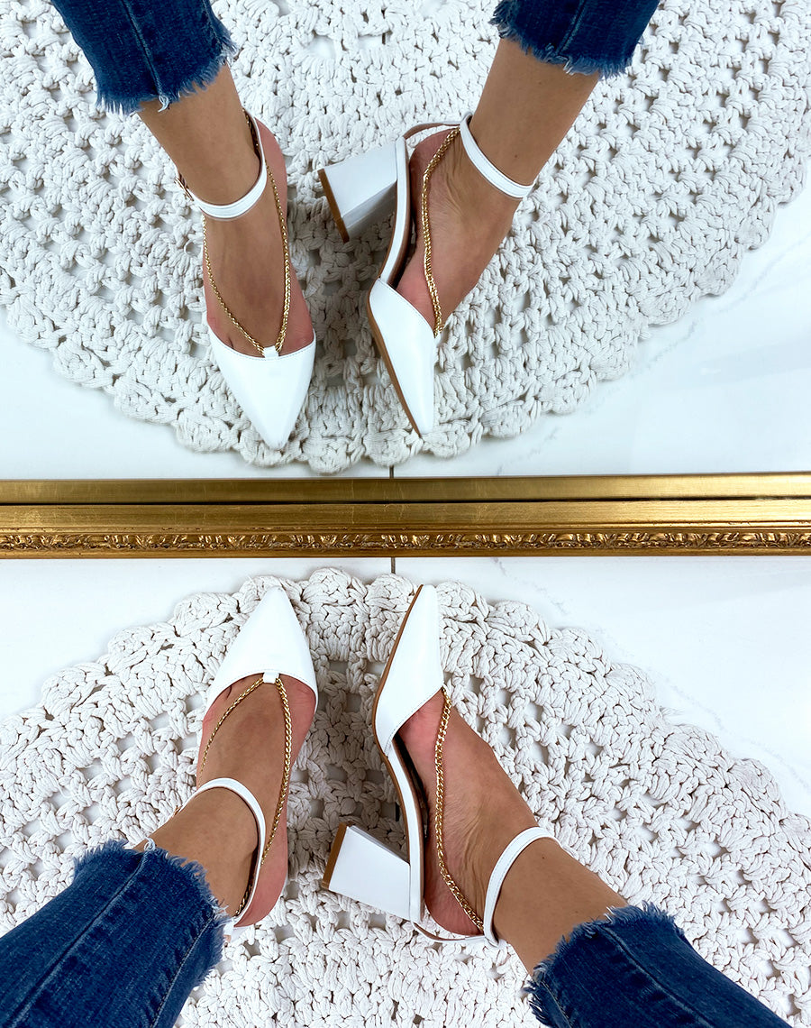 Escarpins blancs à talons carrés à bout pointu et chaine dorée