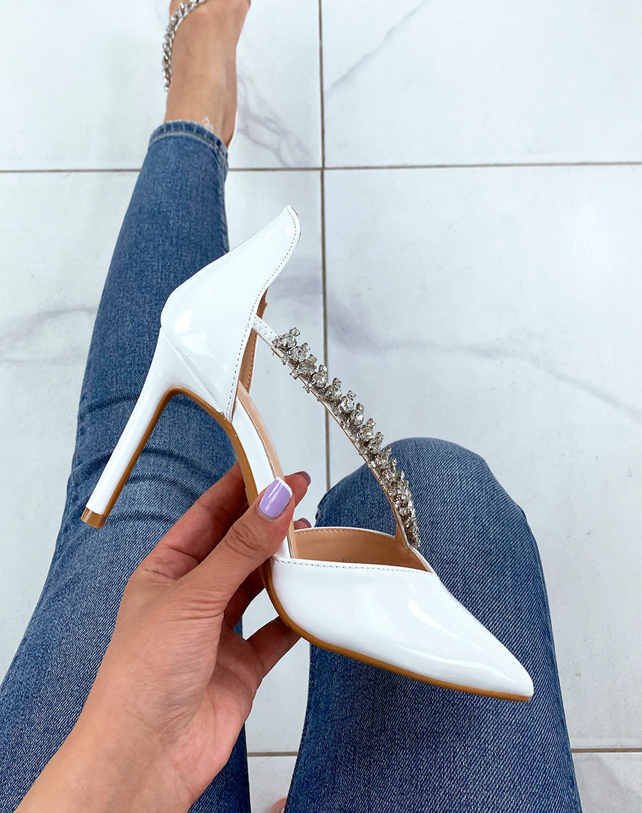 Escarpins blancs vernis avec lanière à strass et talon aiguille