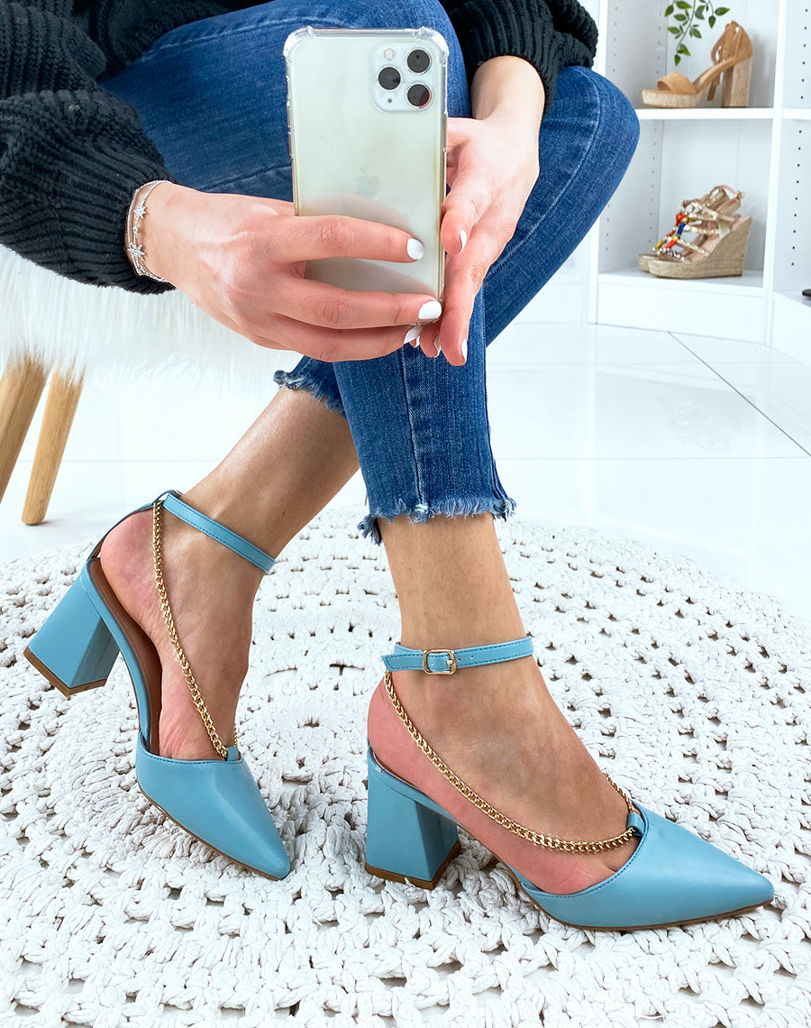 Escarpins bleu à talons carrés à bout pointu et chaine dorée