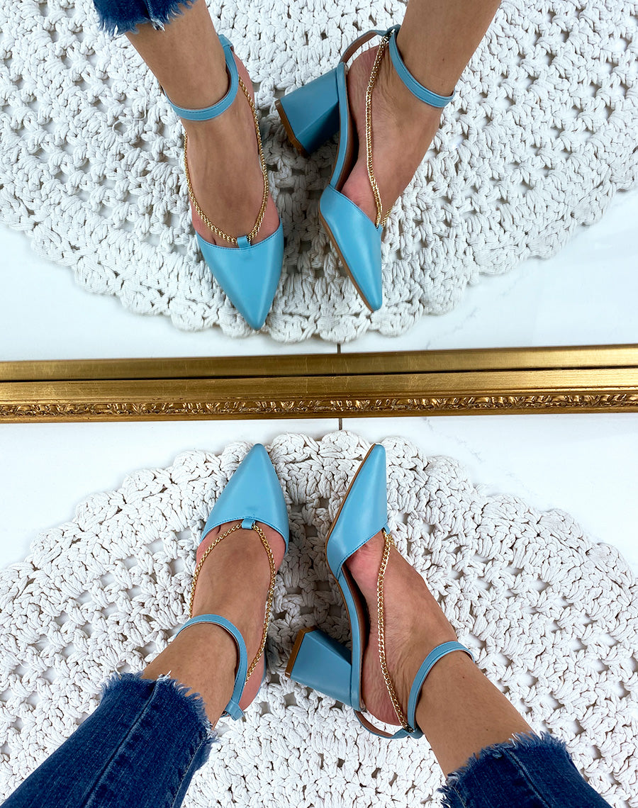 Escarpins bleu à talons carrés à bout pointu et chaine dorée