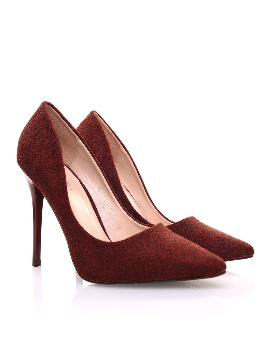 Escarpins bordeaux en suédine et à talons aiguilles