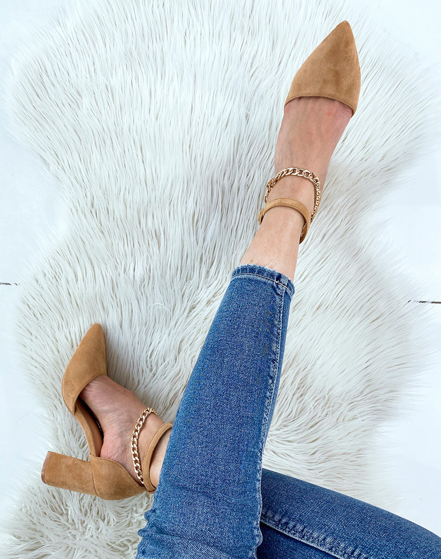 Escarpins camel en suédine à petite chaîne