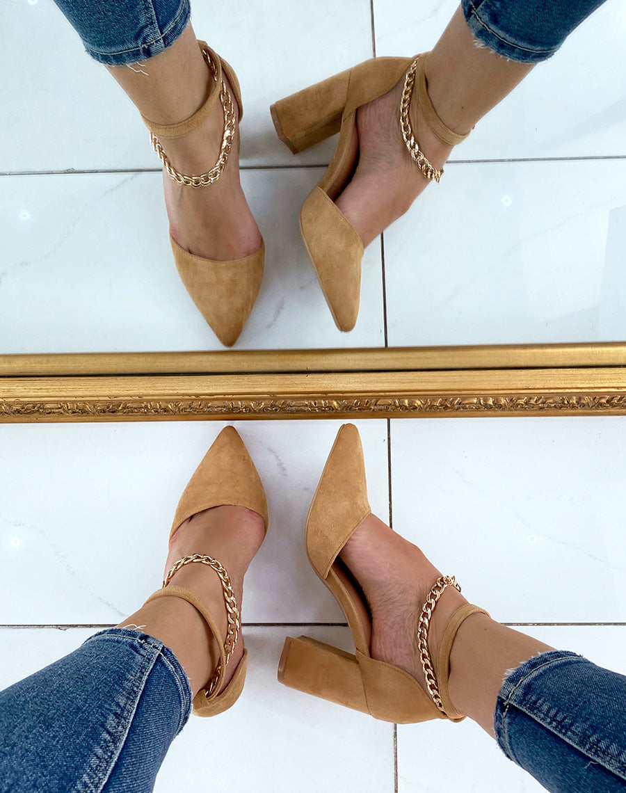 Escarpins camel en suédine à petite chaîne
