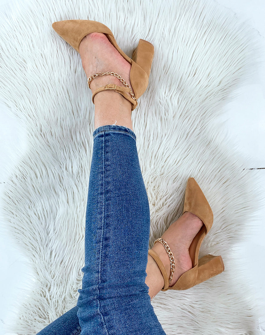 Escarpins camel en suédine à petite chaîne