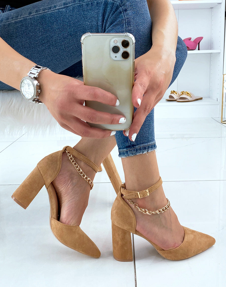 Escarpins camel en suédine à petite chaîne