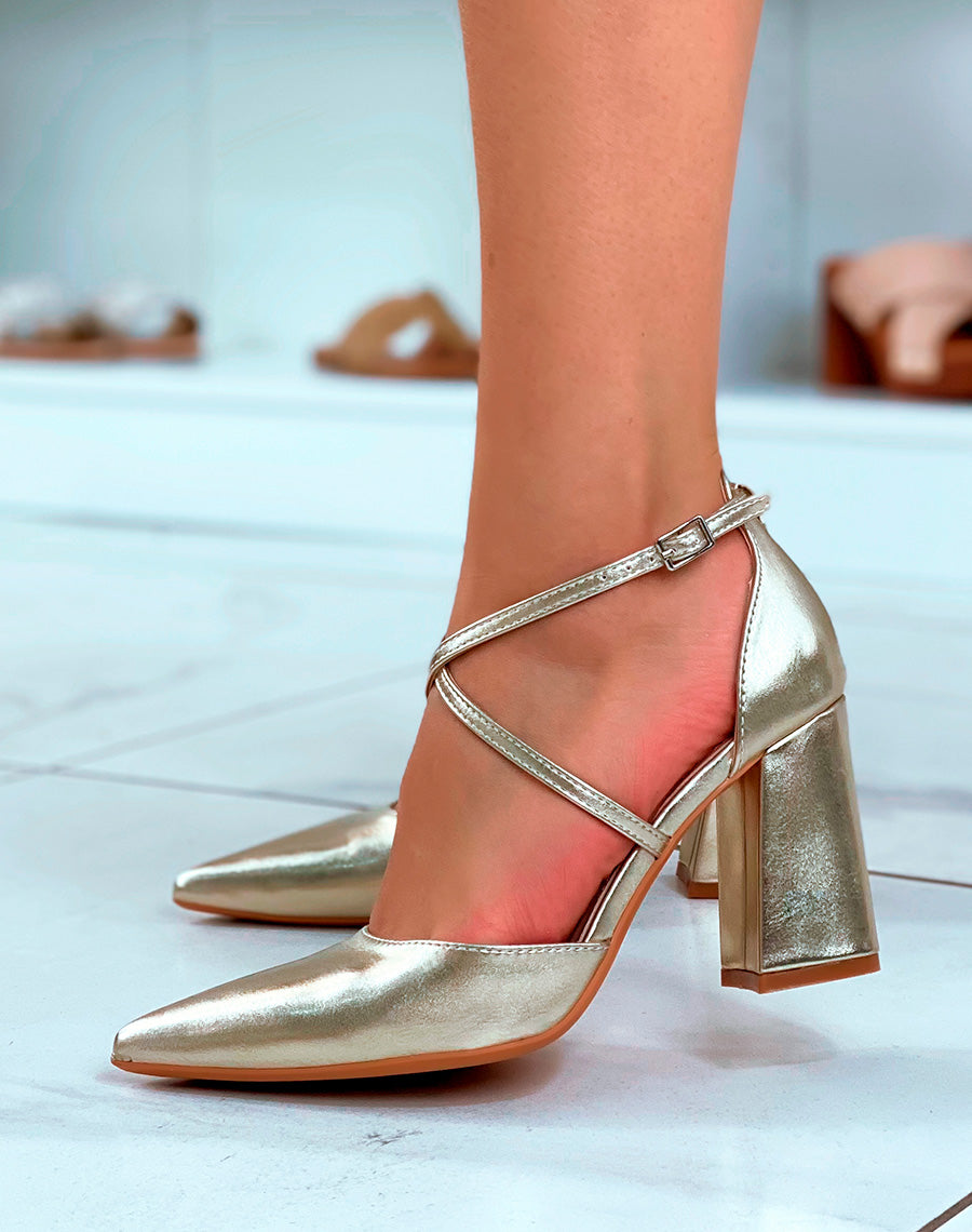 Escarpins dorés à fines brides entrecroisées