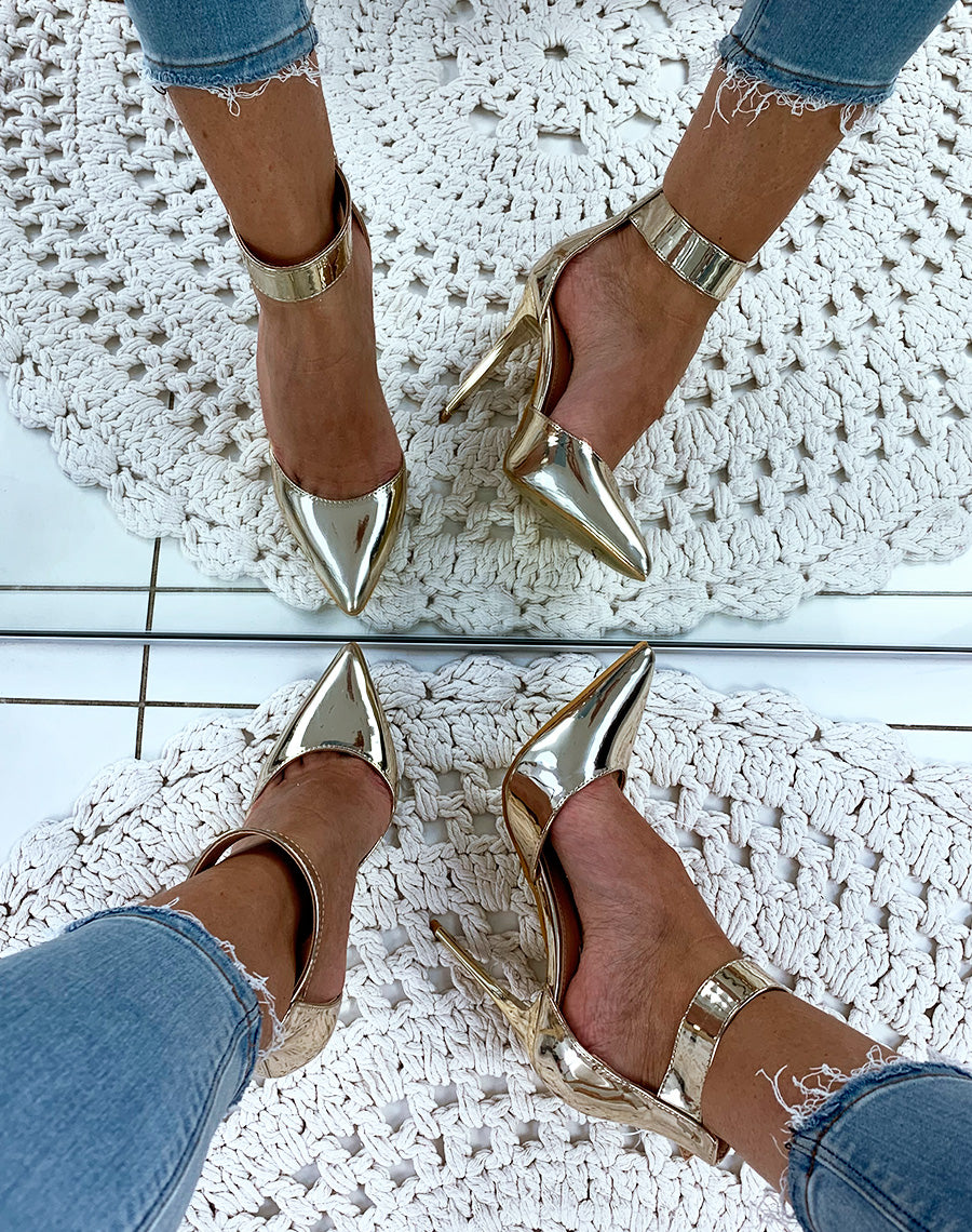 Escarpins dorés à larges brides et bouts pointus